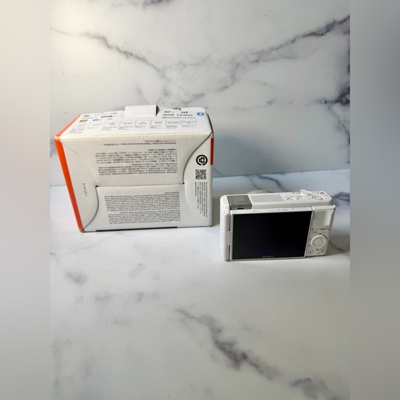 Sony ZV-1 4K Vlogging Camera White Flip Screen Zeiss Lens w/ Box Windscreen - Picture 3 of 8